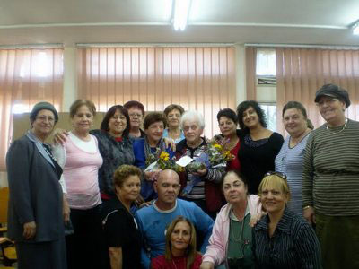 Perhiya receiving a token of gratitude from the city of Lydda